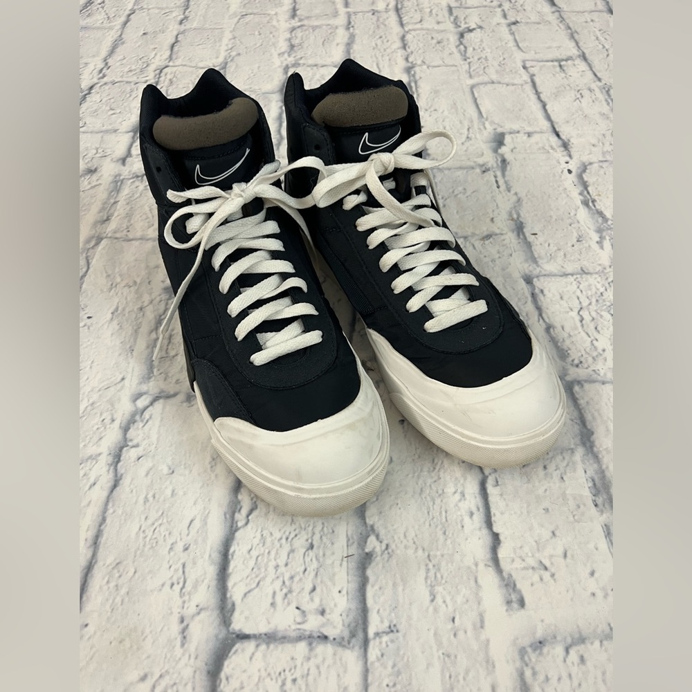 Nike mens’ drop type Navy sz. 9.5. High top w/ soft outer and rounded toe.